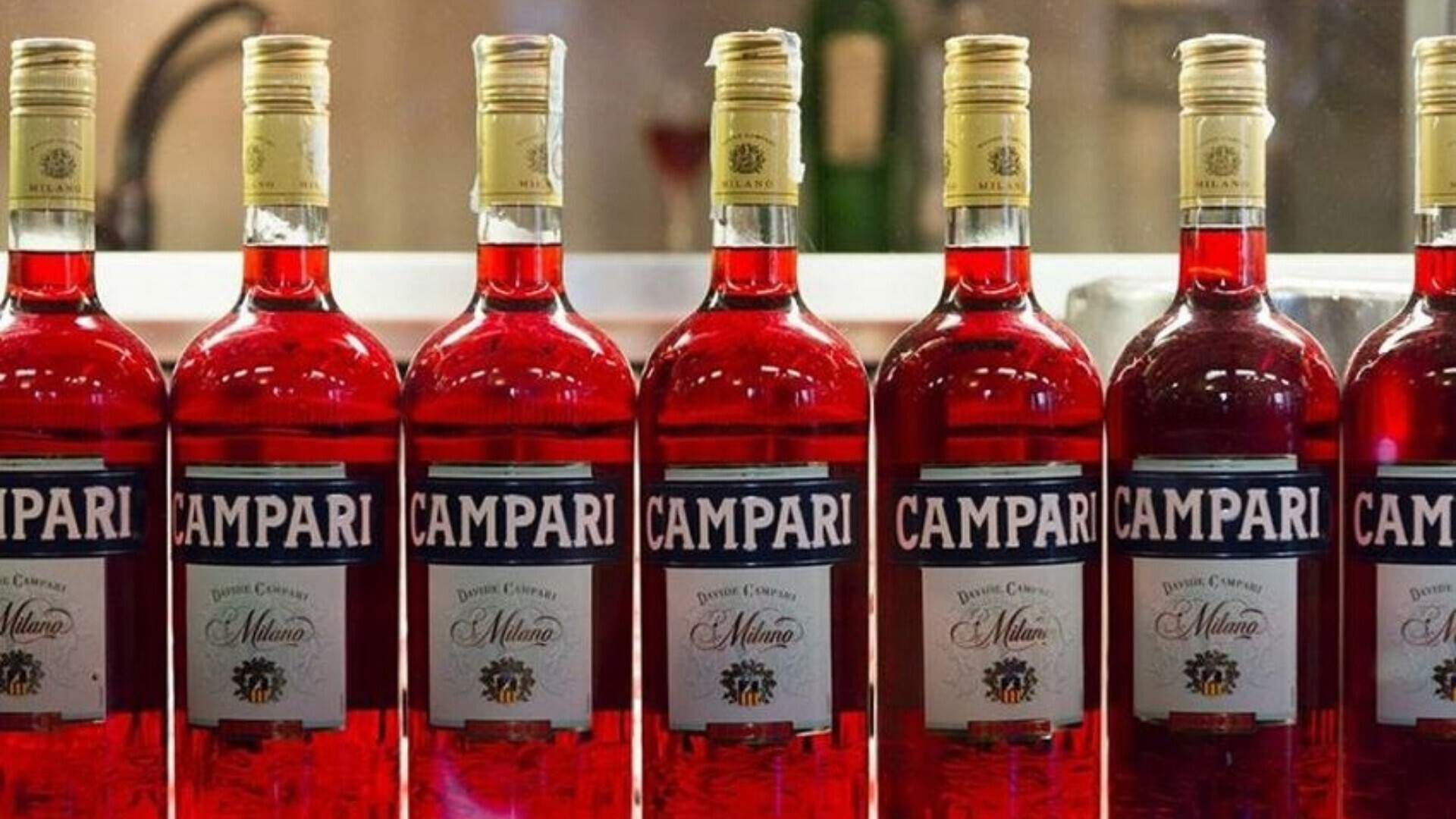 Bottiglie Campari Raffinata composizione di bottiglie Campari, allineate a esaltare la forza visiva del loro colore vibrante.