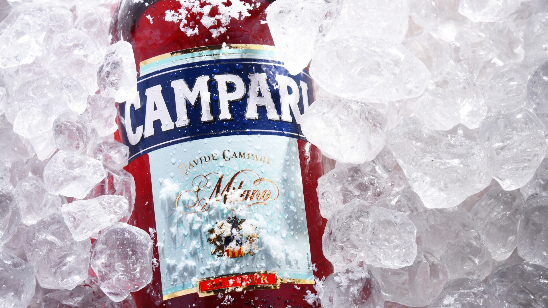 Bottiglia campari nel ghiaccio Una bottiglia Campari immersa nel ghiaccio: freschezza e intensità si fondono in un’immagine di puro piacere visivo.