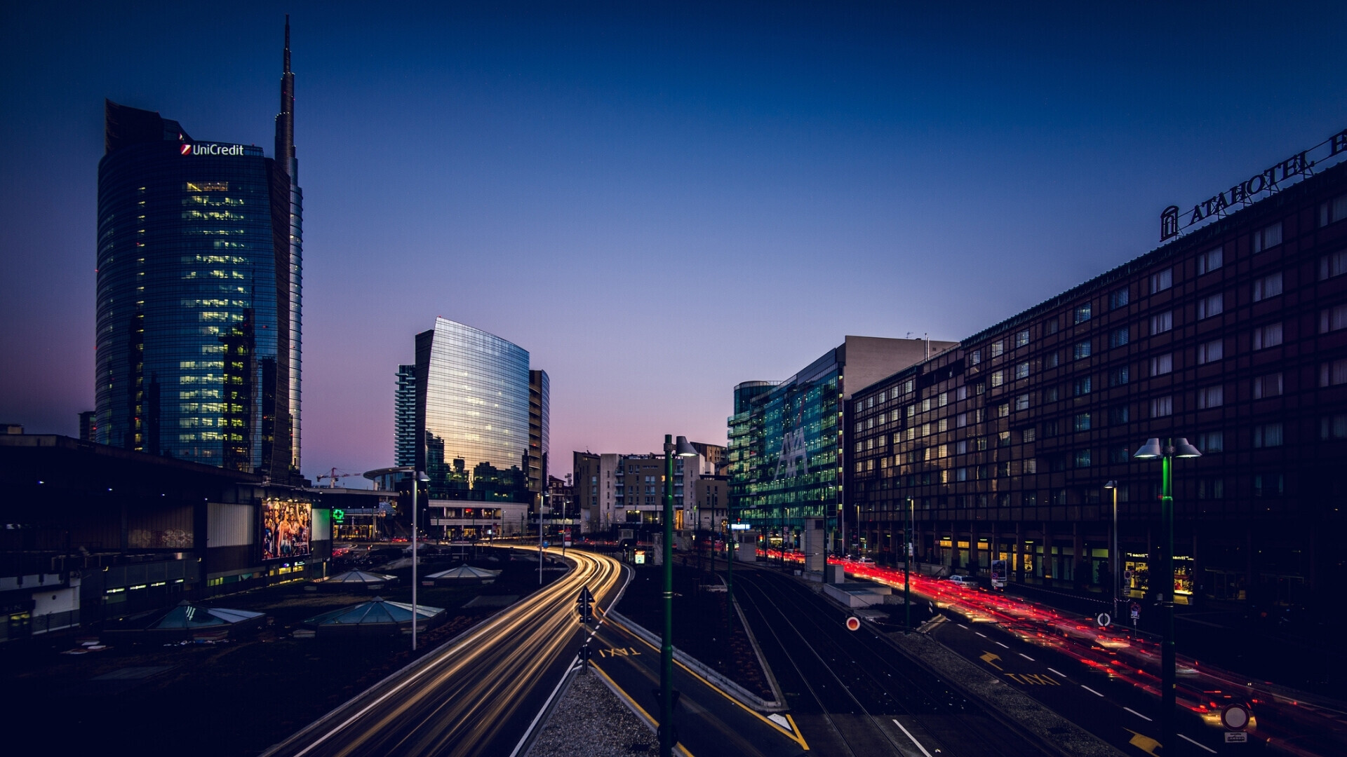 Milano Porta Garibaldi quartiere. Il grattacielo uniCredit bank, al crepuscolo. Milano, 4 febbraio 2016. Quartiere Porta Garibaldi al tramonto, con il grattacielo di UniCredit.