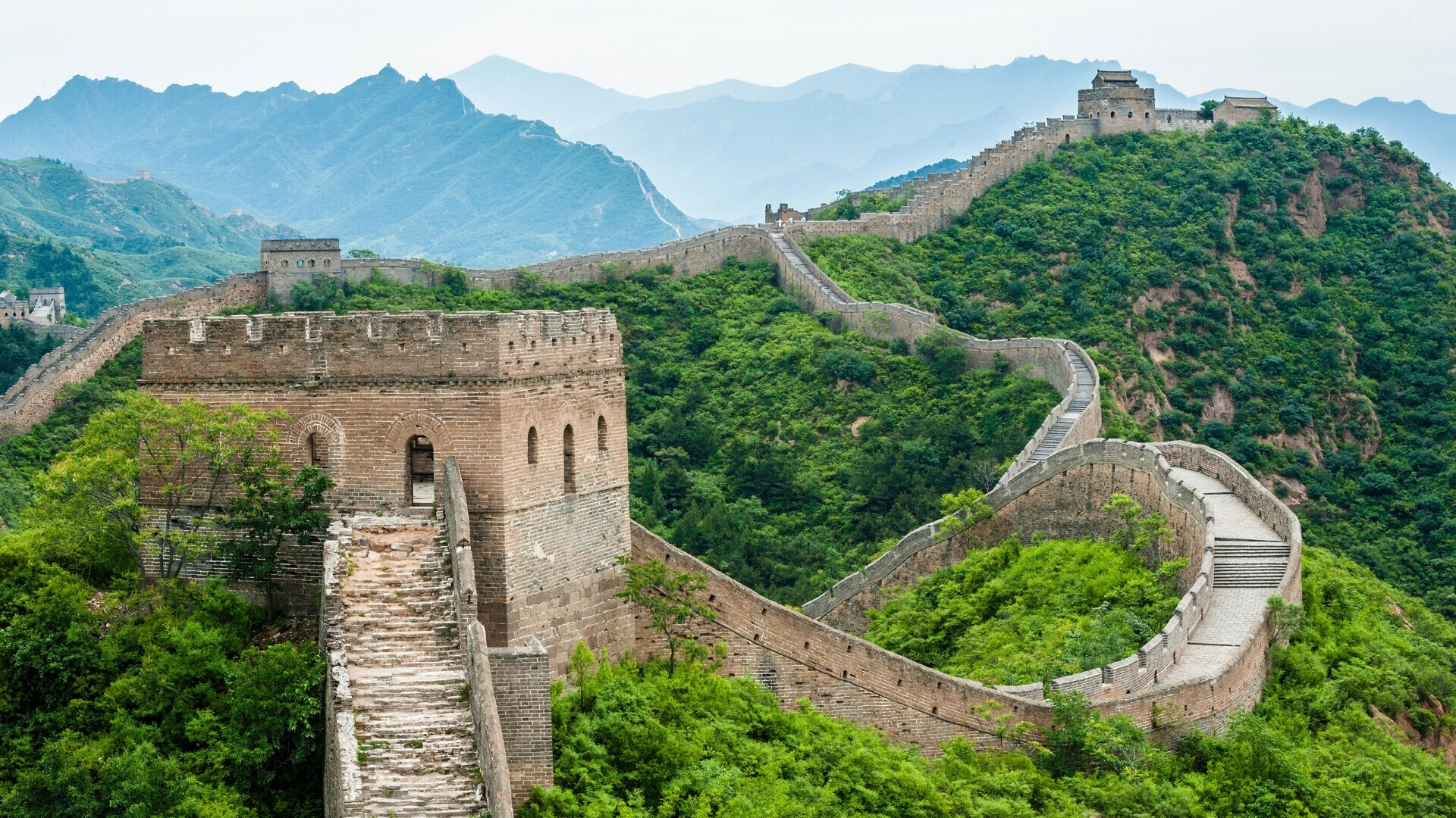Muraglia cinese Tratto della Grande Muraglia che si snoda tra le montagne
