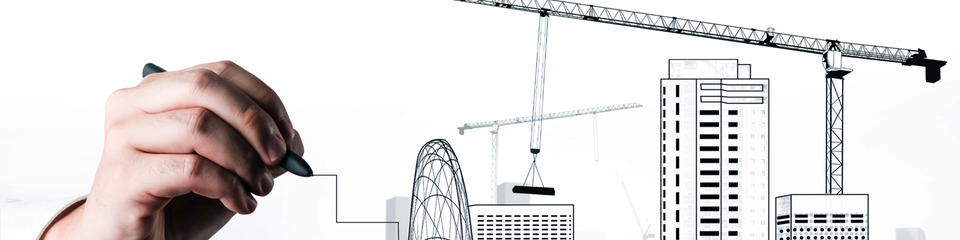 Mano che disegna a penna alcuni edifici e grattacieli, sullo sfondo una gru