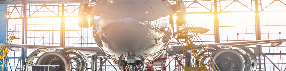 Dettaglio di un motore a reazione aerospaziale, con pale di turbina metalliche, progettato per alte prestazioni e velocità.