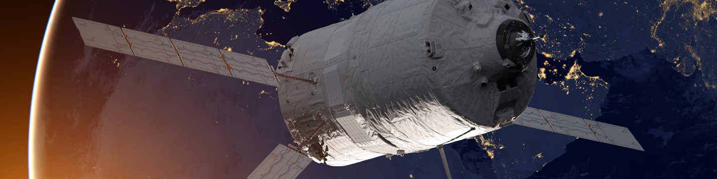 Aerospaziale_websim6 Un satellite in orbita attorno alla Terra mostra pannelli solari e antenne, riflettendo la complessità delle comunicazioni spazi