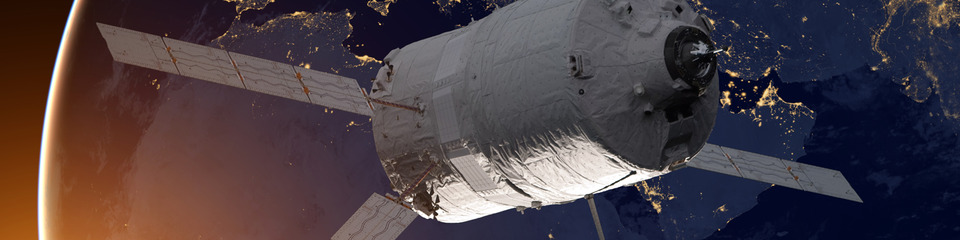 Un satellite in orbita attorno alla Terra mostra pannelli solari e antenne, riflettendo la complessità delle comunicazioni spazi