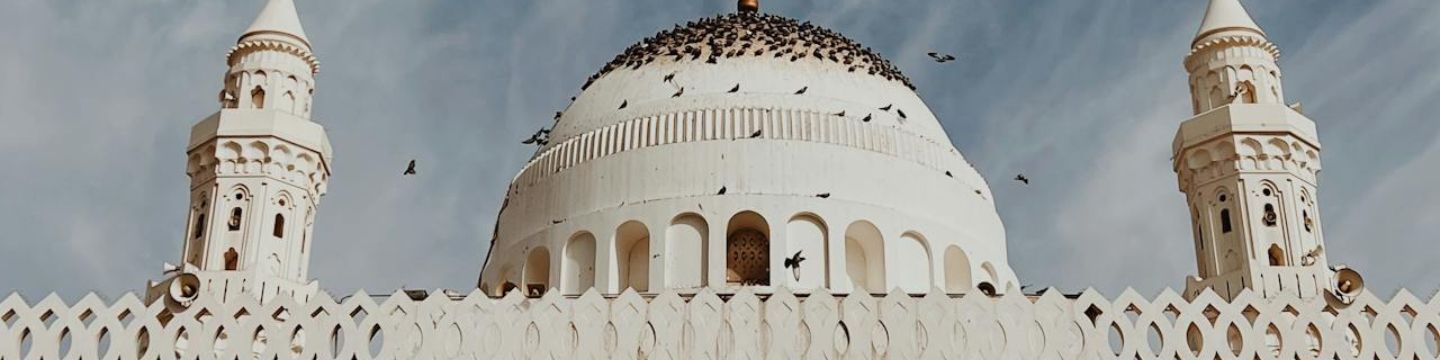 Vista panoramica di un complesso architettonico bianco in Arabia Saudita, con una combinazione di tradizione e modernità.