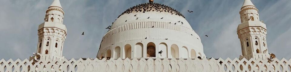 Vista panoramica di un complesso architettonico bianco in Arabia Saudita, con una combinazione di tradizione e modernità.