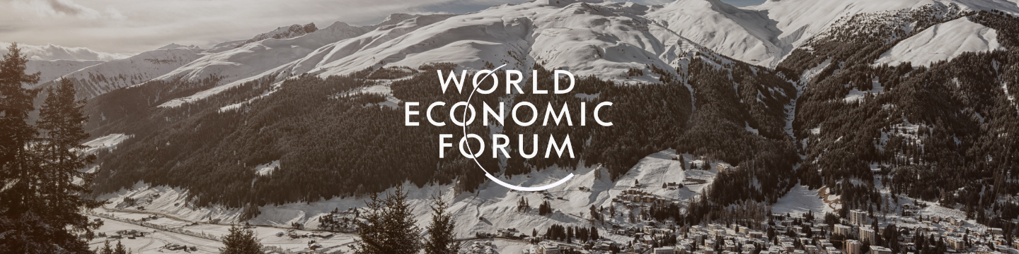 Logo del World Economic Forum sovrapposto a una veduta panoramica della città di Davos innevata.
