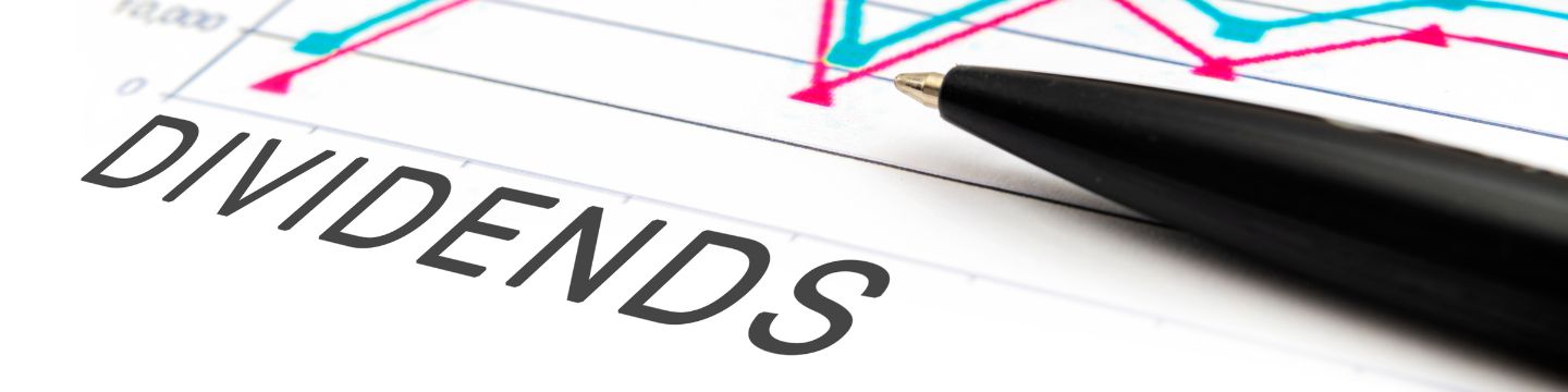 dividendi_websim1 Dividendi rappresentati come conti e grafici su un foglio scritto a penna