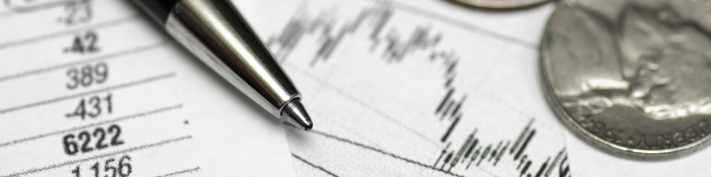 Dividendi rappresentati come conti e grafici su un foglio scritto a penna in bianco e nero