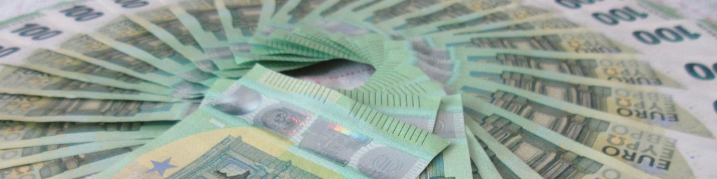 Banconote da 100 euro in cerchio