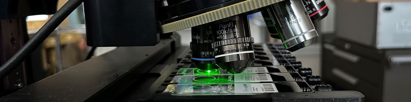 Microscopio di ultima generazione in azione