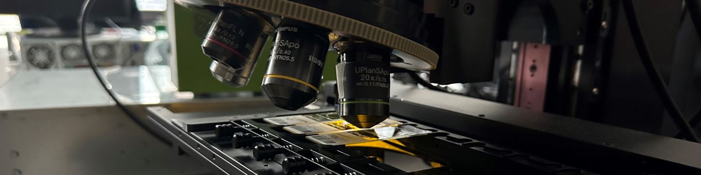 Ikonysis_websim4 Microscopio di ultima generazione in azione