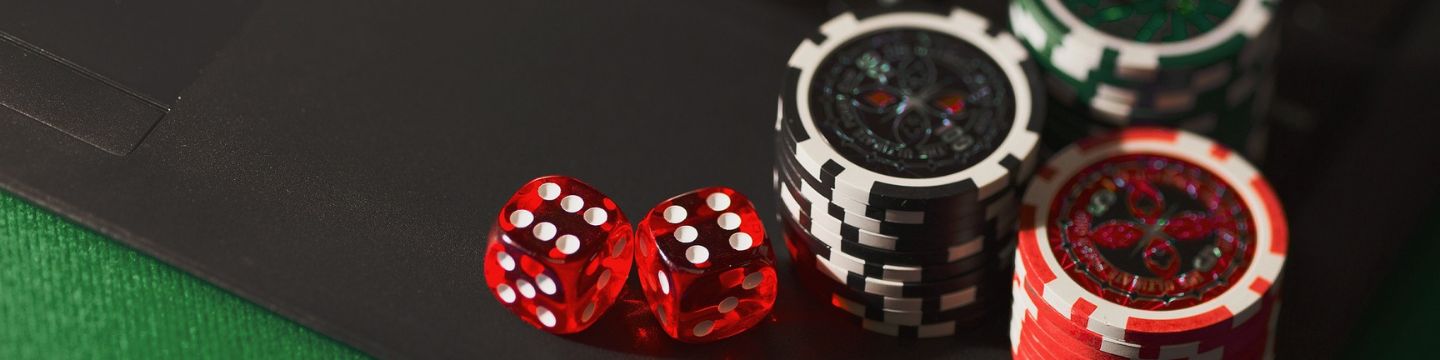 Lottomatica_websim1 In primo piano dadi e fish poker