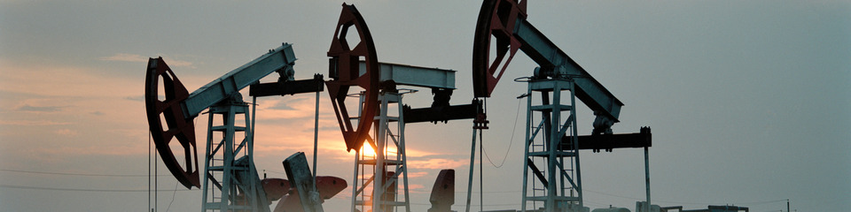 Petrolio_websim11 Il profumo di petrolio permea l'aria, simbolo di ricchezza e sacrificio.