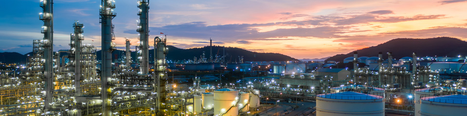 Petrolio_websim5 Una città in costante attività, dove il petrolio è il cuore pulsante dell'economia.