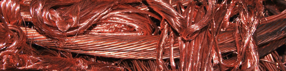 rame_websim_1 Dettaglio di fili di rame intrecciati: Fili di rame intrecciati e lucidi, evidenziando la loro conducibilità e versatilità.