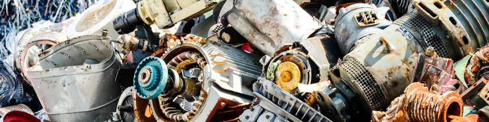 Rifiuti_websim5 Bidoni di raccolta differenziata: Contenitori colorati per plastica, vetro, carta e umido, disposti lungo una strada.