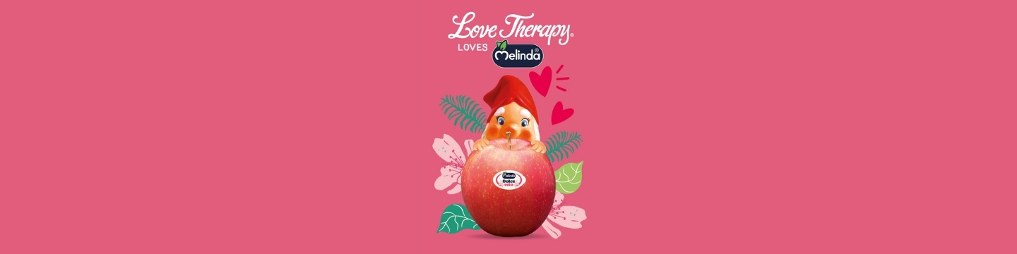 Melinda e Loves Therapy Illustrazione con mela rossa, personaggio buffo e scritte 'Love Therapy Loves Melinda' su sfondo rosa.