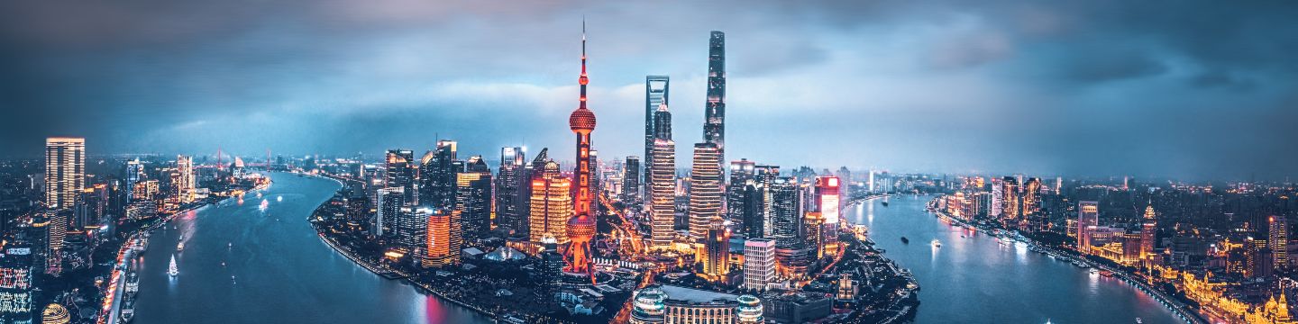 Skyline di Shanghai con il Bund e la Torre di Shanghai: Veduta aerea del centro, con i grattacieli moderni che svettano sul fium