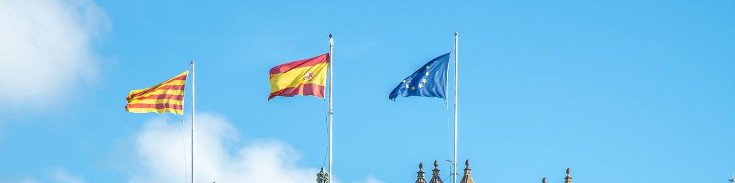 Spagna_websim4 Bandiera europea e spagnola su sfondo limpido azzurro