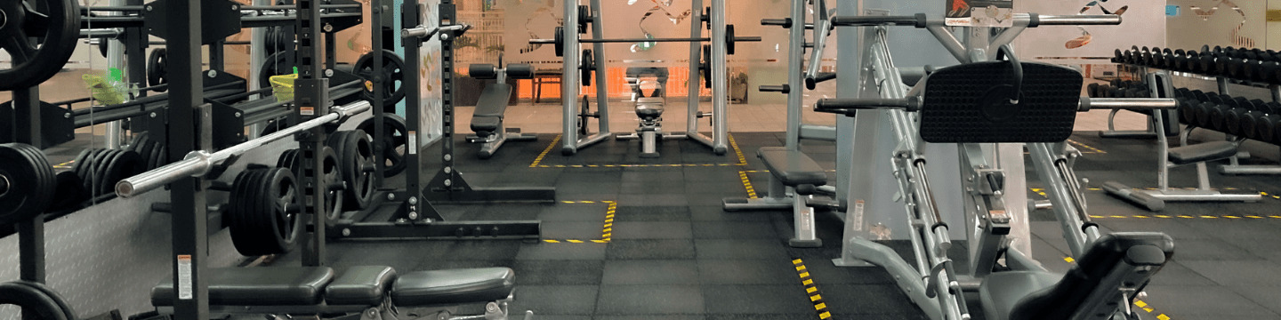 Sport_websim4 Palestra con pesi e attrezzi: Area fitness attrezzata con bilancieri, manubri e macchinari per esercizi.