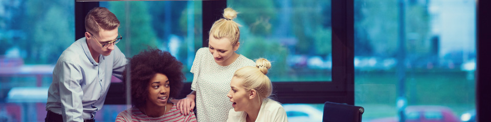 Startup_websim3 Riunione informale con team creativo, seduti in una sala comune, mentre pianificano le prossime fasi di sviluppo del prodotto.