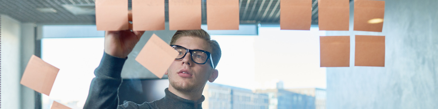 Startup_websim4 Fondatore di startup presenta un progetto a un gruppo di investitori, illustrando grafici e proiezioni di crescita.