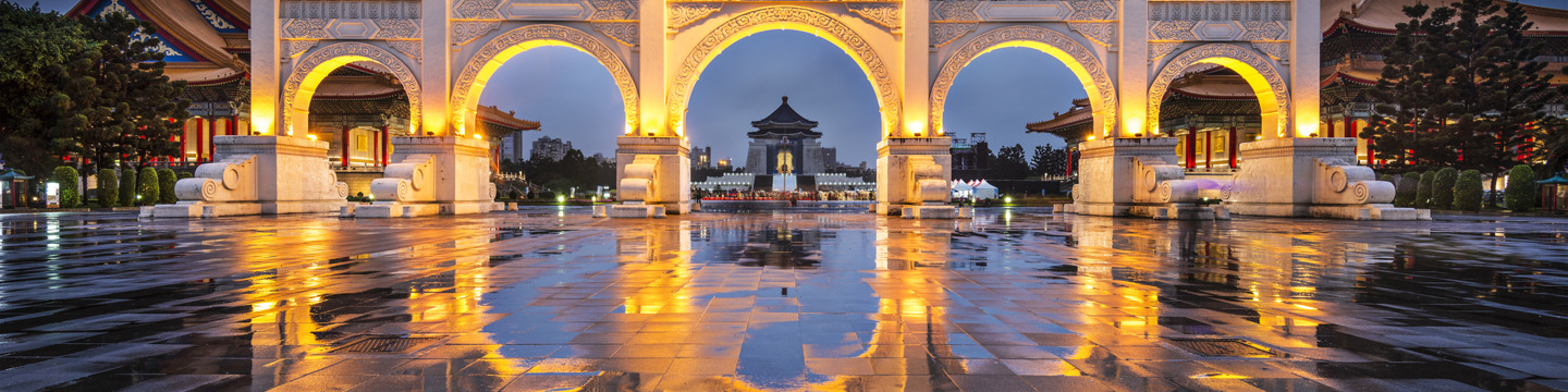 Strada notturna a Taipei con insegne al neon: Vivace strada di Taipei di notte, illuminata da insegne al neon in caratteri tradi