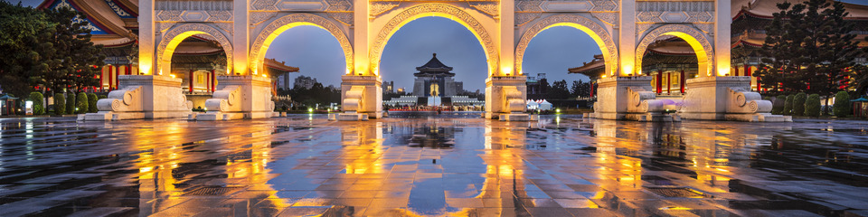 Strada notturna a Taipei con insegne al neon: Vivace strada di Taipei di notte, illuminata da insegne al neon in caratteri tradi