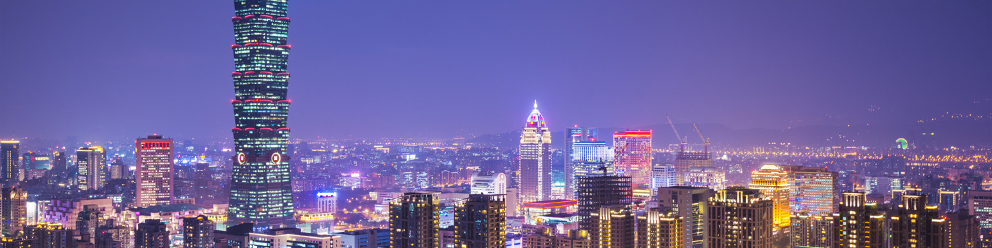 Skyline di Taipei con il Taipei 101: Panorama della città con il grattacielo Taipei 101 al centro, circondato da edifici moderni