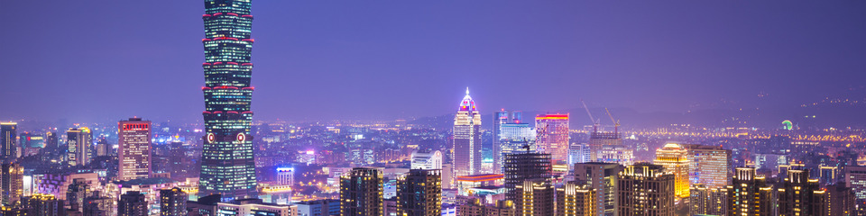 Skyline di Taipei con il Taipei 101: Panorama della città con il grattacielo Taipei 101 al centro, circondato da edifici moderni