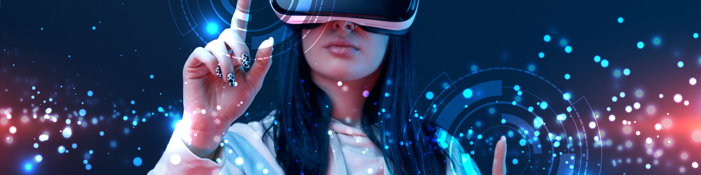 Fasci di luce interconnessi su sfondo scuro, simbolo di reti digitali.