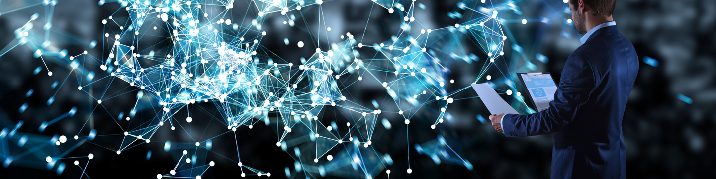 Rete di connessioni luminose su sfondo nero, simbolo di innovazione.