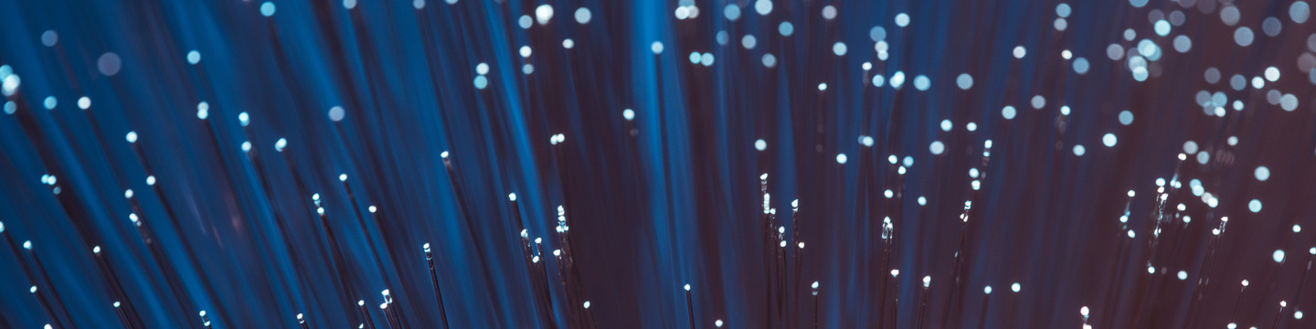 Reti di luce chiara su fondo nero, rappresentano flussi digitali. Reti di luce chiara su fondo nero, rappresentano flussi digitali.