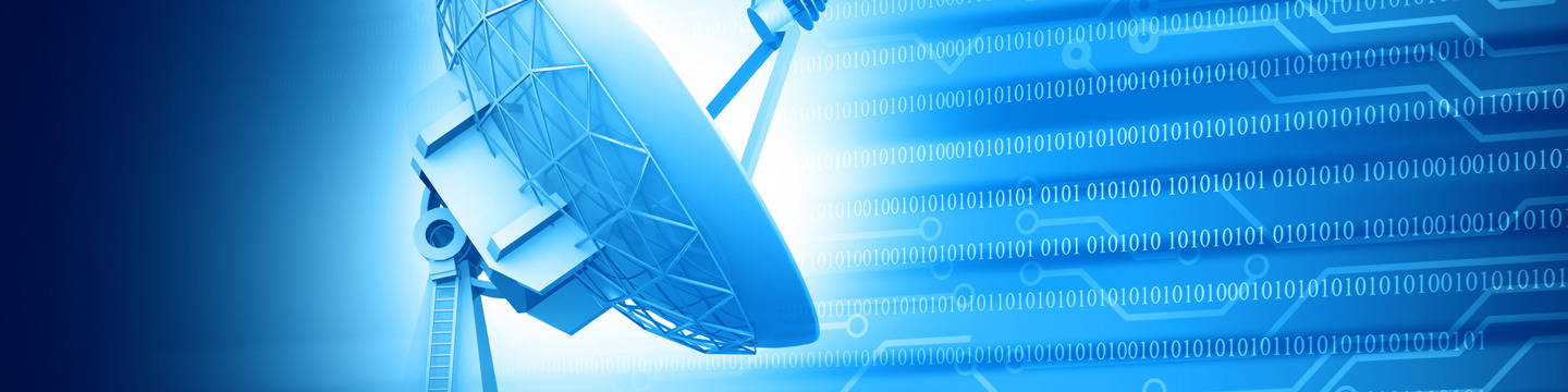 Traliccio di telecomunicazioni isolato, situato in una zona rurale, contro un cielo limpido.