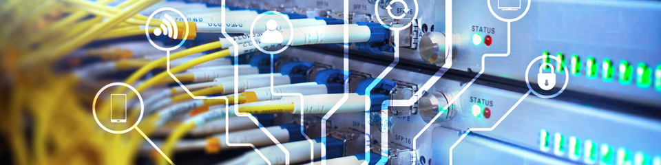 Telecomunicazioni_websim3 Primo piano di cavi elettrici intrecciati: Cavi elettrici colorati, alcuni intrecciati tra loro, evidenziando fili di rame scope