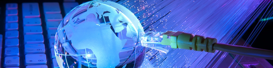 Cavi elettrici su traliccio in controluce: Cavi sospesi su un traliccio, inquadrati contro un cielo al tramonto, creando un effe