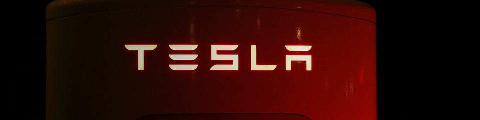 tesla_websim_6 Logo tesla su sfondo rosso lucente
