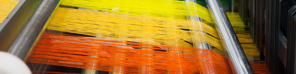 Un telaio tradizionale fa risuonare il ritmo del lavoro, mentre il tessuto si sviluppa lentamente sotto l'abilità dell'artigiano