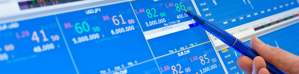 Grafico di analisi tecnica con candele giapponesi e linee di tendenza per individuare pattern di mercato.