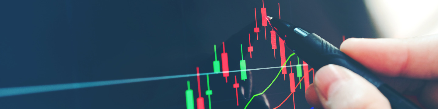 trading_websim_new3 Primo piano di uno smartphone che mostra una piattaforma di trading, con variazioni di prezzo in tempo reale.