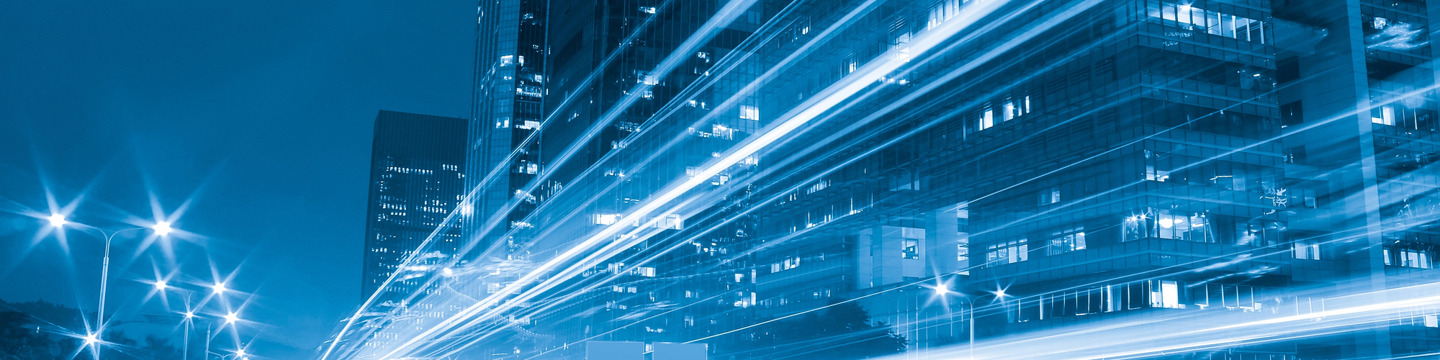 Camion che sfreccia a tutta velocità su una strada deserta lasciando una scia luminosa