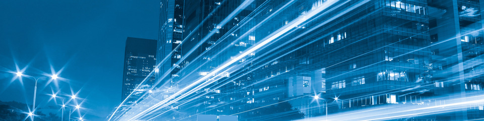 Camion che sfreccia a tutta velocità su una strada deserta lasciando una scia luminosa