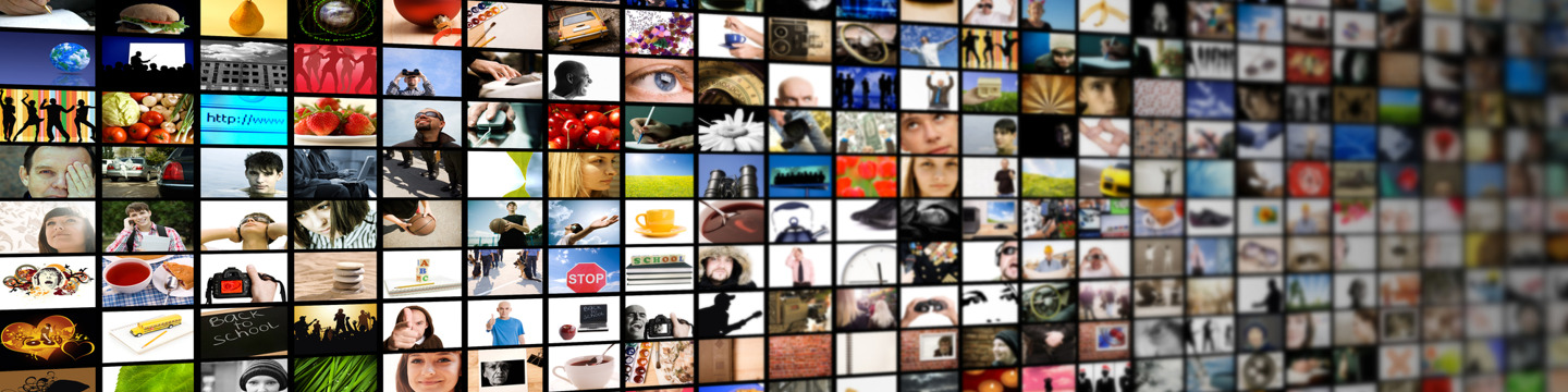 Schermo televisivo che mostra una scena di film, posizionato su un mobile in un ambiente domestico.