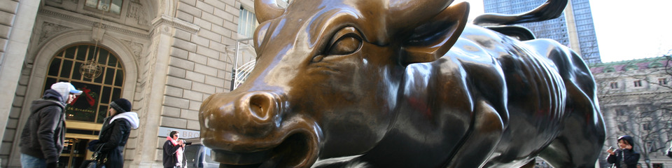 Il Toro di Wall Street, simbolo di forza e prosperità, attira visitatori che si fermano a toccare la sua lucentezza, in cerca di