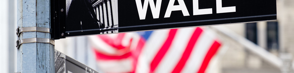 Bandiera americana e sfondo wall street