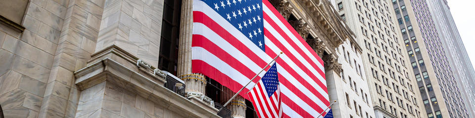 Usa_websim17 La bandiera americana sventola orgogliosa davanti a un campo di grano dorato, simbolo di libertà e prosperità