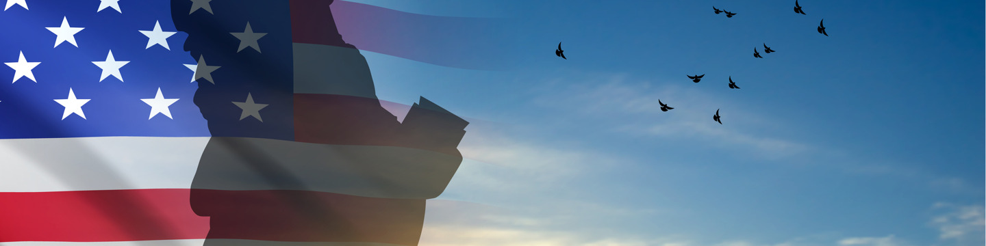 Il profilo iconico dello skyline di New York, con il famoso Empire State Building che svetta tra le nuvole