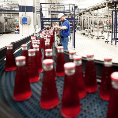 Personale Camapri al lavoro Gli operatori Campari impegnati nelle diverse fasi di produzione, tra attenzione ai dettagli e passione per la qualità che distingue ogni bottiglia.