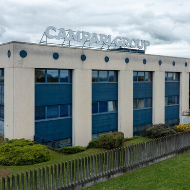 Sede produttiva Campari Veduta della moderna sede produttiva Campari, dove tradizione e innovazione si incontrano per dare vita a un’icona del gusto italiano.